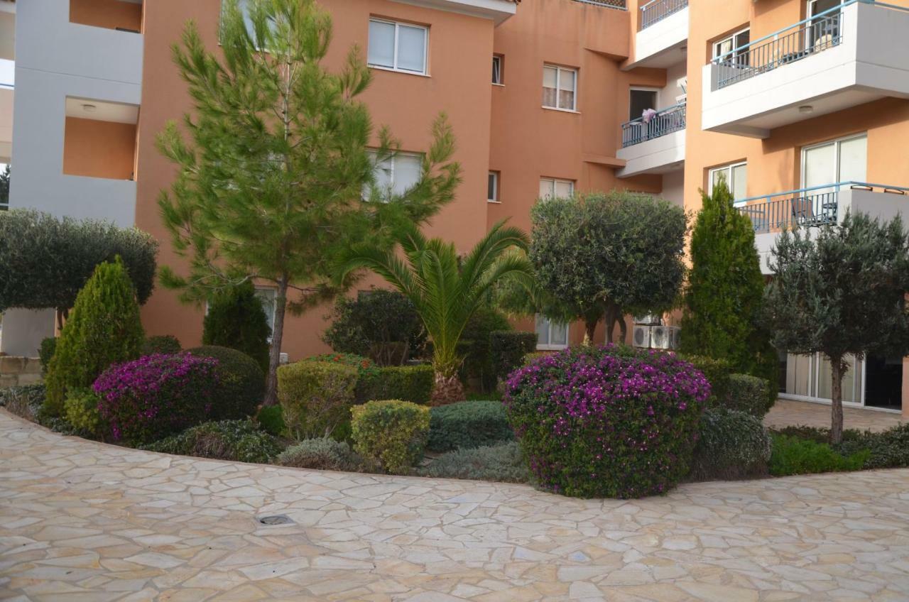 Iris Village Пафос Екстер'єр фото
